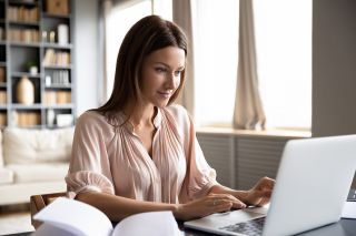 Foto: Frau vor Laptop